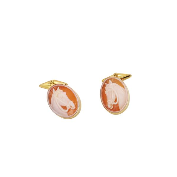 18KT GOLD AND SHELL CAMEO CUFFLINKS