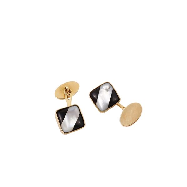 18KT GOLD, MOTHER OF PEARL AND ONYX CUFFLINKS