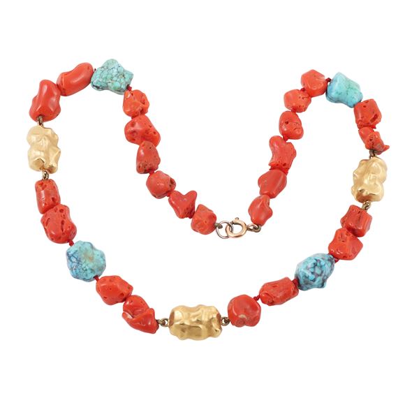 ~ A STRAND OF CORALS, TURQUOISES AND 18KT GOLD HOLLOW ELEMENTS. GOLD AND METAL CLASP