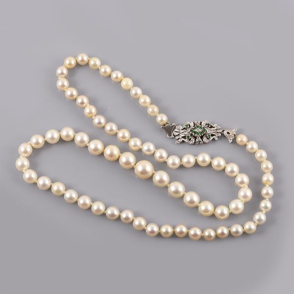 A SINGLE STRAND OF CULTURED PEARLS WITH 18KT GOLD CLASP