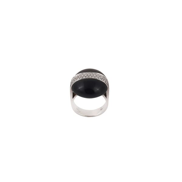 18KT GOLD, DIAMONDS AND ONYX RING