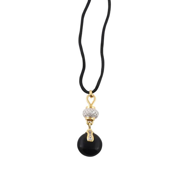 18KT GOLD, DIAMONDS AND ONYX PENDANT