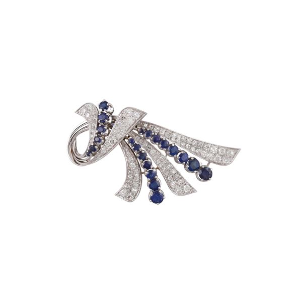 18KT GOLD, DIAMONDS AND SAPPHIRES BROOCH