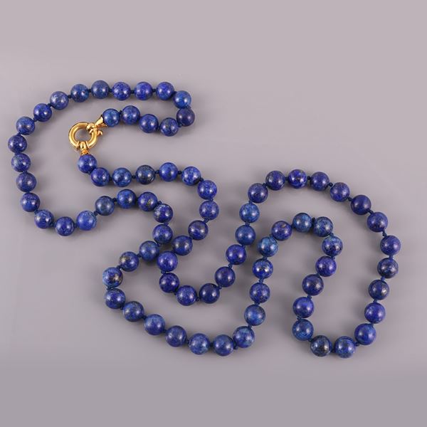 A SINGLE STRAND OF LAPISLAZULI NECKLACE WITH 18 KT GOLD CLASP