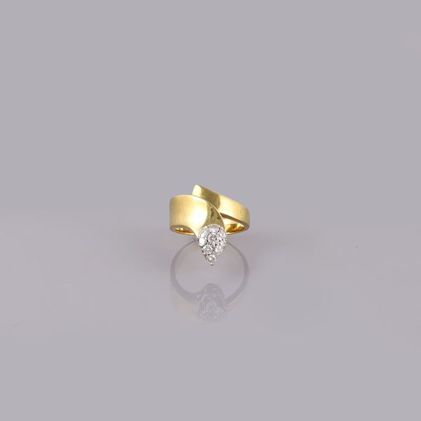 18KT GOLD AND DIAMONDS RING