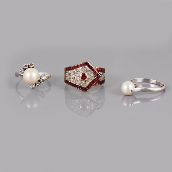18KT GOLD LOT OF THREE RINGS WITH CULTURED PEARLS, DIAMONDS AND RUBIES