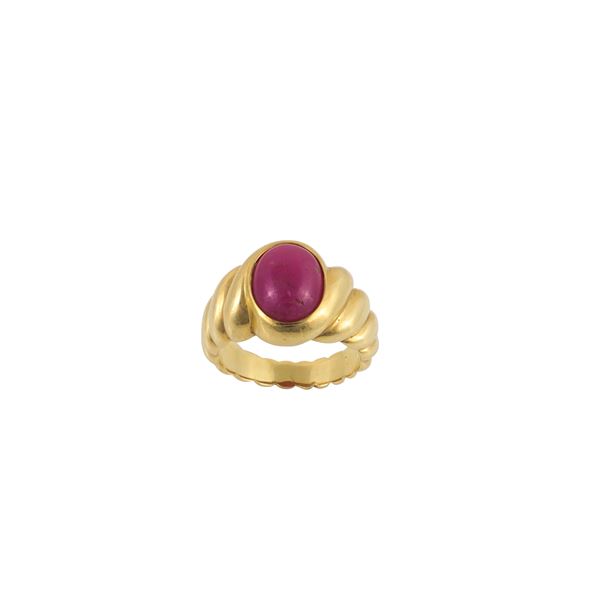 18KT GOLD AND CABOCHON CUT RUBY RING