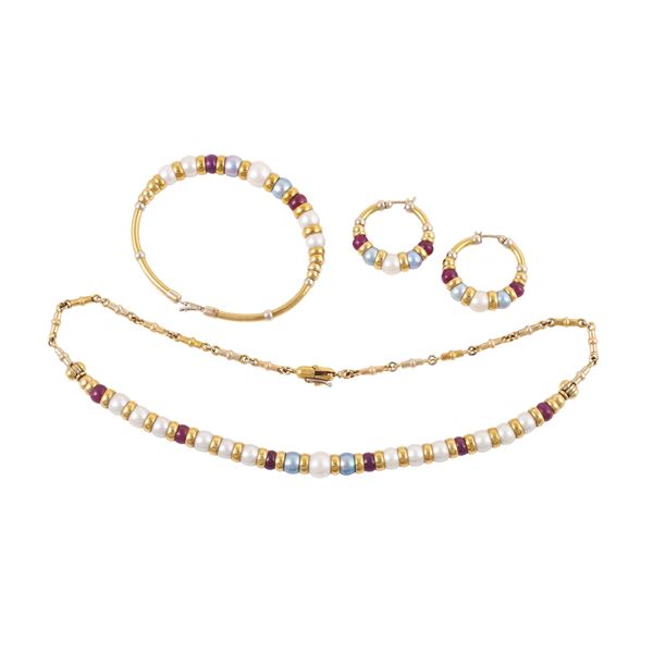 18KT GOLD LOT OF NECKLACE, BANGLE AND EARRINGS WITH CULTURED PEARLS AND GARNETS