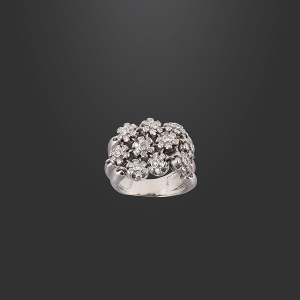 18KT GOLD AND DIAMONDS RING