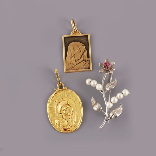 18KT GOLD LOT OF TWO MEDALS AND BROOCH WITH CULTURED PEARLS AND SYNTHETIC GEMS