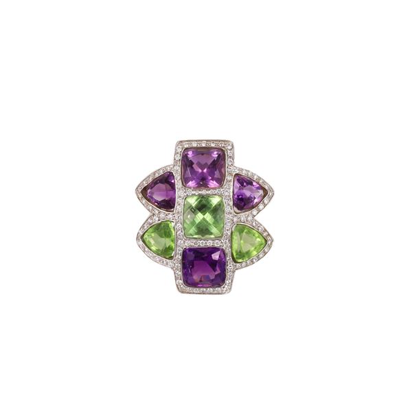 18KT GOLD RING WITH AMETHYSTS, PERIDOTS AND DIAMONDS (one missing)