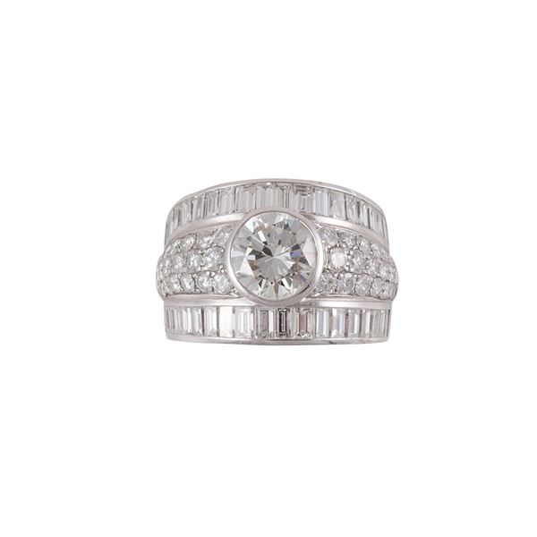 18KT GOLD AND DIAMONDS RING