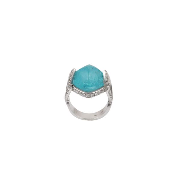 18KT GOLD, DIAMONDS AND SUGARLOAF-CUT AQUAMARINE RING, CUSI