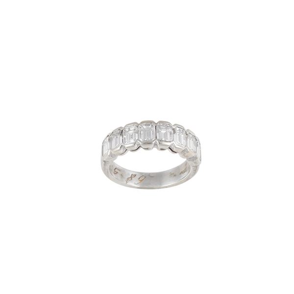 18KT GOLD AND EMERALD-CUT DIAMOND RING