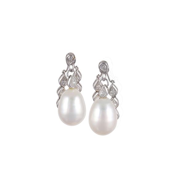 18KT GOLD, DIAMONDS AND SOUTH SEA CULTURED PEARLS EARRINGS