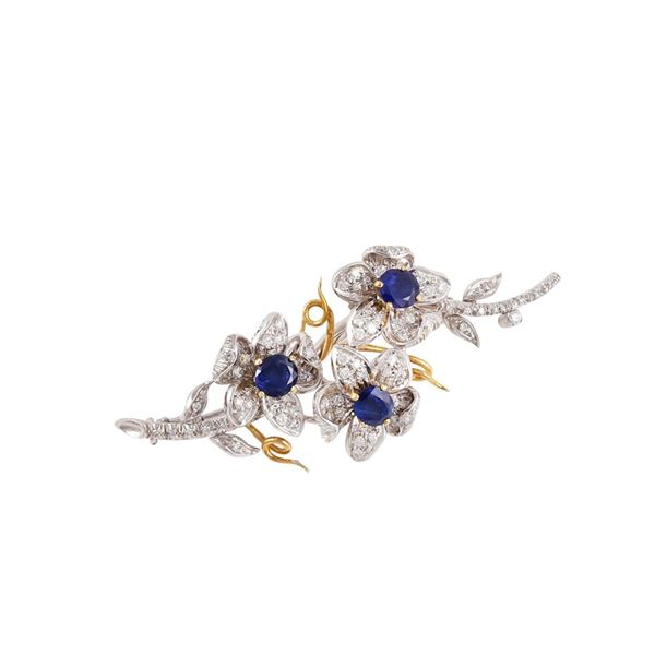18KT GOLD, DIAMONDS AND SAPPHIRES BROOCH