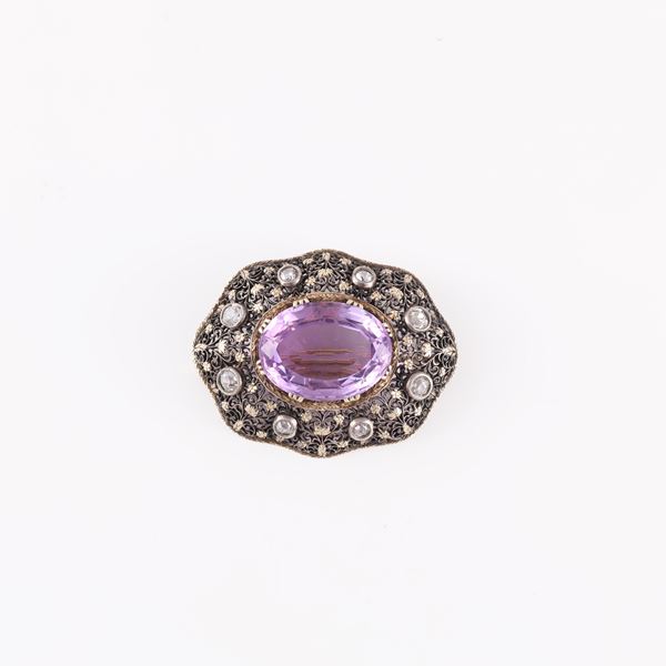18KT GOLD, AMETHYST AND OLD MINE CUT DIAMONDS BROOCH. 9KT GOLD AND AMETHYST EARRINGS Note: a damaged amethyst with missing parts.  - Auction JEWELRY, SILVER AND LUXURY BAG - Casa d'Aste International Art Sale