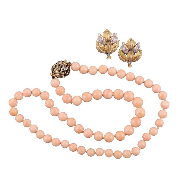 ~ SET OF A SINGLE STRAND OF CORAL WITH 18KT GOLD AND DIAMONDS CLASP, ACCOMPANIED BY 18KT GOLD AND DIAMOND EARRINGS