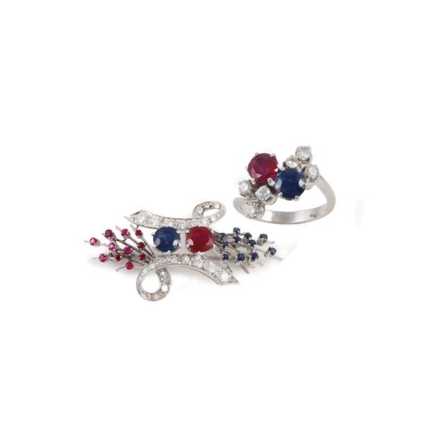 SET OF 18KT GOLD BROOCH AND RING WITH DIAMONDS, RUBIES AND SAPPHIRES