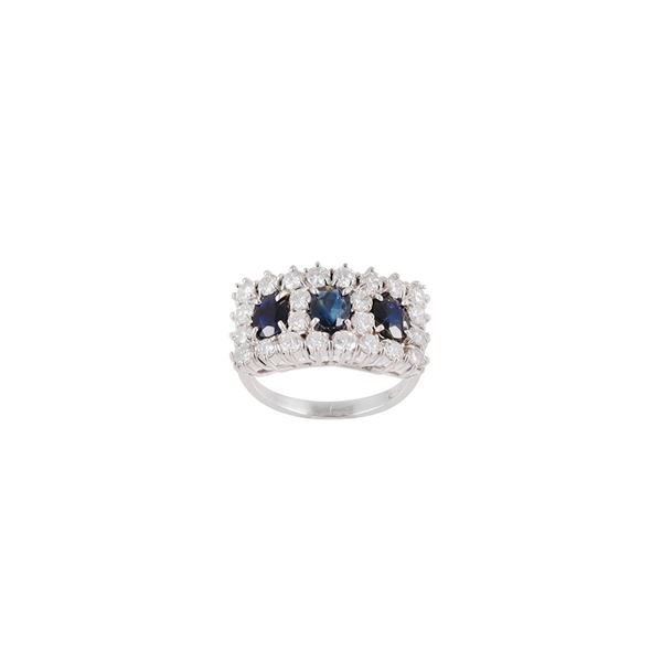 18KT GOLD, SAPPHIRES AND DIAMONDS RING