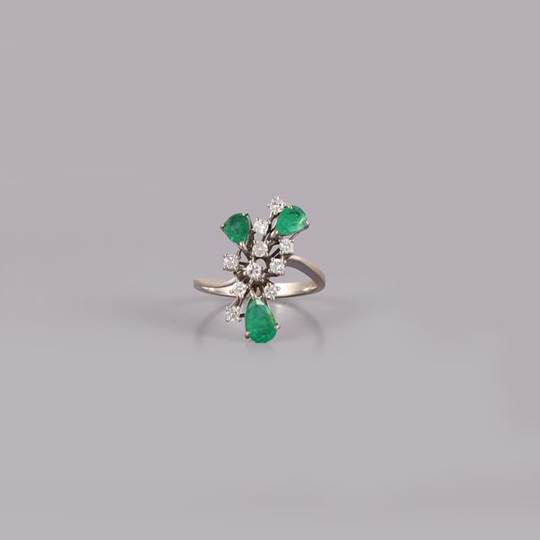 18KT GOLD, THREE EMERALDS AND DIAMONDS RING