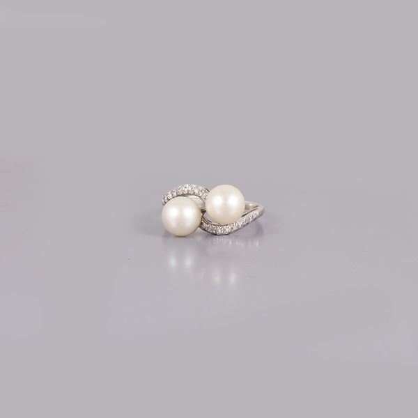 18KT GOLD, CULTURED PEARLS AND DIAMONDS RING