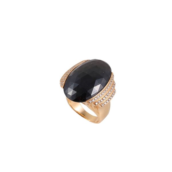 18KT GOLD, ONIX AND DIAMONDS RING