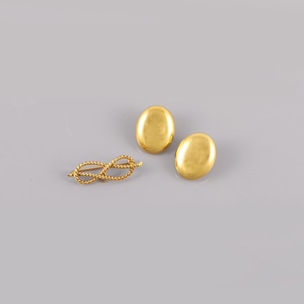 18KT GOLD LOT OF CLIP EARRINGS AND BROOCH
