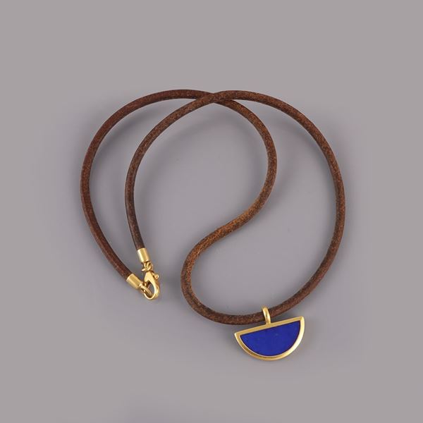 18KT GOLD AND LAPISLAZULI PENDANT, JAMES RIVIÈRE WITH DRAWSTRING, JAMES RIVIÈRE