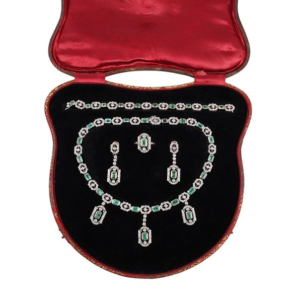 18KT GOLD SET OF NECKLACE, BRACELET, EARRINGS AND RING WITH EMERALDS AND DIAMONDS