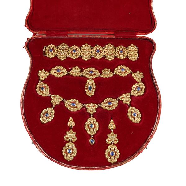 18KT GOLD SET OF NECKLACE, BRACELET, RING AND EARRINGS WITH CABOCHON-CUT SAPPHIRES AND ENAMEL