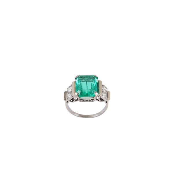 PLATINUM, COLOMBIA EMERALD AND OLD EUROPEAN CUT DIAMONDS RING