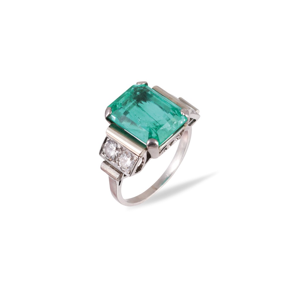 Anello in platino con smeraldo colombiano di circa 6 carati e brillanti