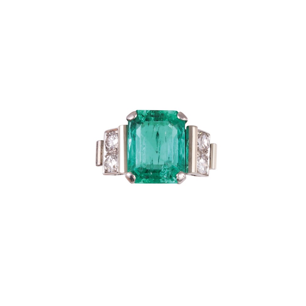 Anello in platino con smeraldo colombiano di circa 6 carati e brillanti