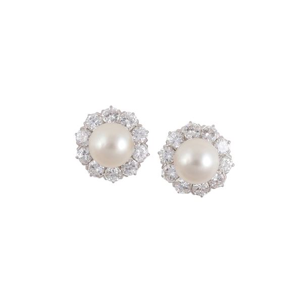 18KT GOLD, CULTURED PEARL AND DIAMONDS CLIP EARRINGS
