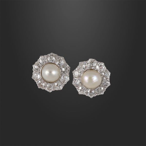 PAIR OF 18KT GOLD BROOCHES WITH BUTTON-SHAPED CULTURED PEARL AND OLD EUROPEAN CUT DIAMONDS