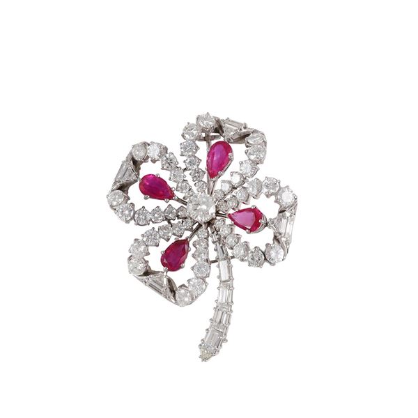 18KT GOLD, RUBIES AND DIAMONDS BROOCH