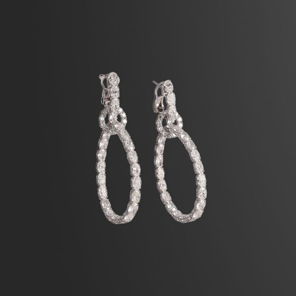 18KT GOLD EARRINGS WITH OVAL AND ROUND DIAMONDS 