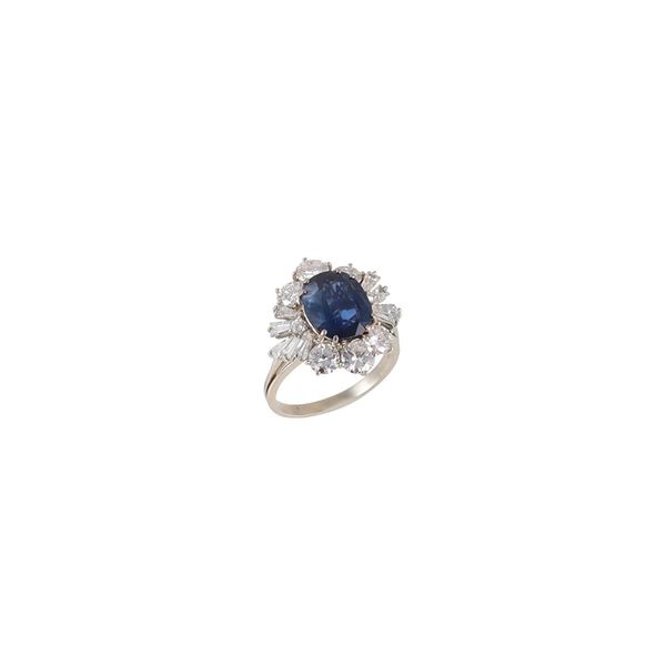 18KT GOLD, SAPPHIRE AND DIAMONDS RING