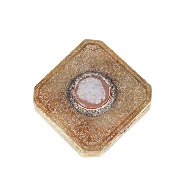 18KT GOLD, SILVER PILL HOLDER WITH AGATE CAMEO