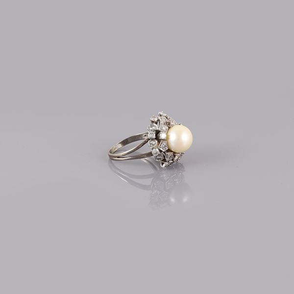 18KT GOLD, DIAMONDS AND CULTURED PEARL RING