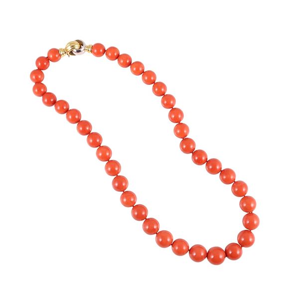 ~ A SINGLE STRAND OF CORAL WITH 18KT GOLD CLASP