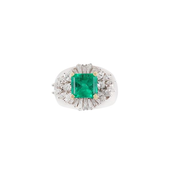 18KT GOLD, COLOMBIA EMERALD AND DIAMONDS RING