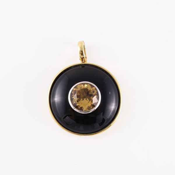 * 18KT GOLD PENDANT WITH ONYX AND QUARTZ