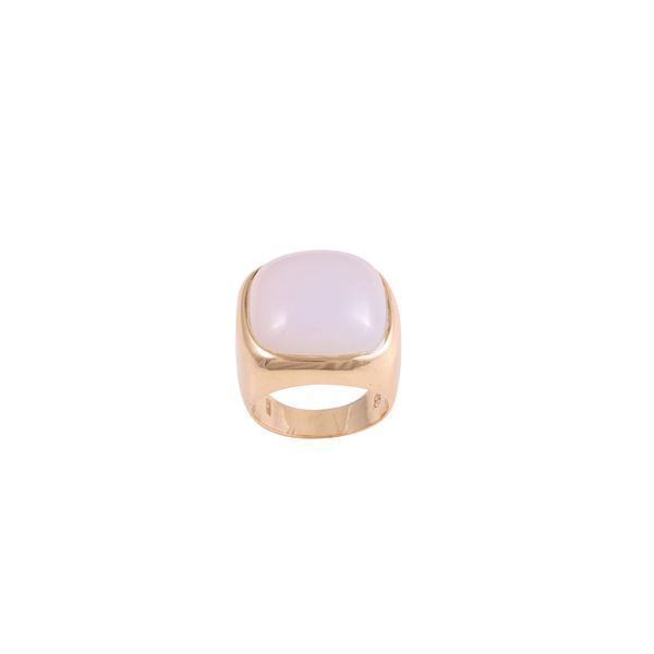 * 18KT GOLD AND CHALCEDONY RING