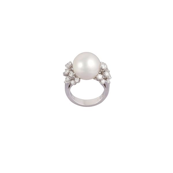 * 18KT GOLD, "SOUTH SEA" CULTURED PEARL AND DIAMONDS RING