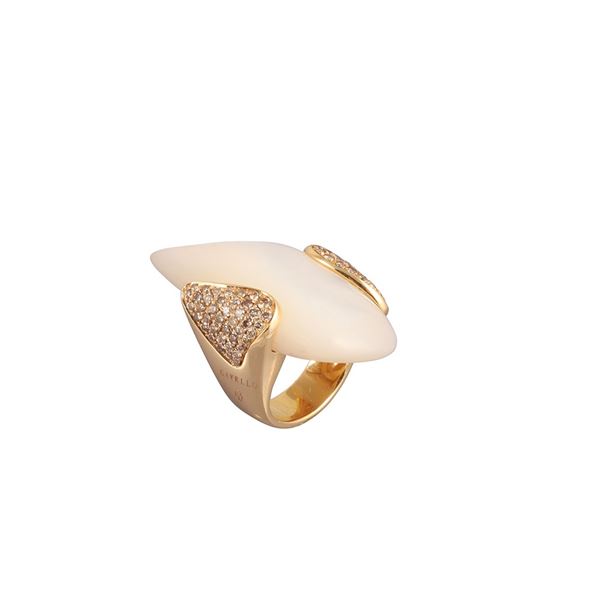* 18KT GOLD, MOTHER OF PEARL AND "BROWN" DIAMONDS RING, BY RINALDO GAVELLO