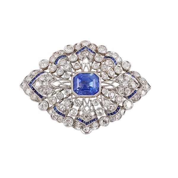 PLATINUM, SAPPHIRE AND DIAMONDS BROOCH