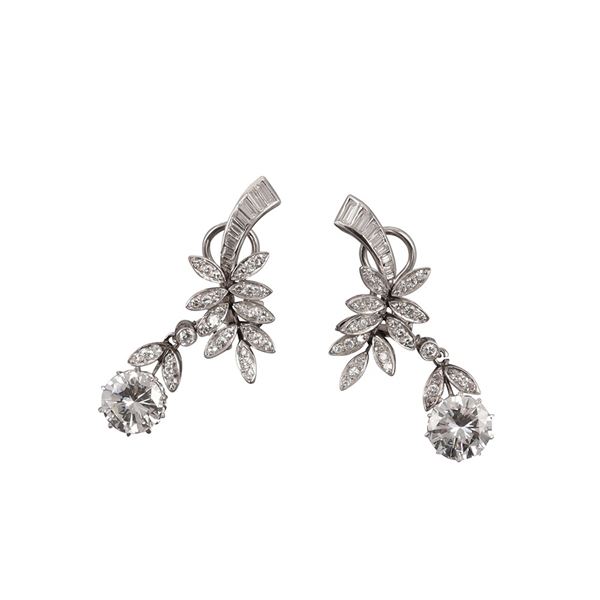 2,27 CT AND 2,21 CT BRILLIANT CUT DIAMONDS, SETTING ON A 18KT GOLD EARRINGS