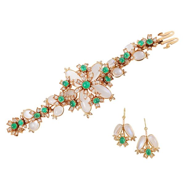 18KT GOLD BRACELET AND EARRINGS WITH OLD CUT DIAMONDS, CABOCHON-CUT EMERALDS AND MOONSTONES